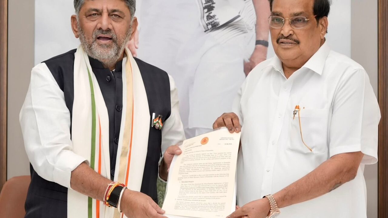 ಮೇಕೆದಾಟು, ಮಹದಾಯಿ ಯೋಜನೆಗಳ ಜಾರಿಗೆ ಅನುಮತಿ ನೀಡಿ: ದೆಹಲಿಯಲ್ಲಿ ಕೇಂದ್ರ ಜಲಶಕ್ತಿ ಸಚಿವರಿಗೆ ಸಿಎಂ ಡಿ.ಕೆ. ಶಿವಕುಮಾರ್ ಮನವಿ