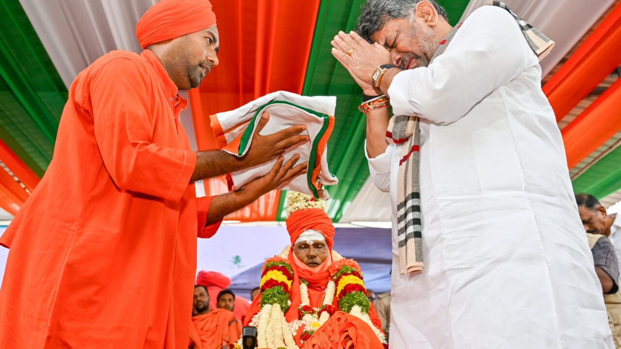 ಲಿಂಗೈಕ್ಯ ಕನಕಪುರ ಶ್ರೀಗಳಿಗೆ ಸರ್ಕಾರಿ ಗೌರವದೊಂದಿಗೆ ಅಂತಿಮ ನಮನ: ಧ್ವಜ ಹಸ್ತಾಂತರಿಸುವಾಗ ಬಿಕ್ಕಿ ಬಿಕ್ಕಿ ಅತ್ತ ಸಿಎಂ ಡಿ.ಕೆ. ಶಿವಕುಮಾರ್