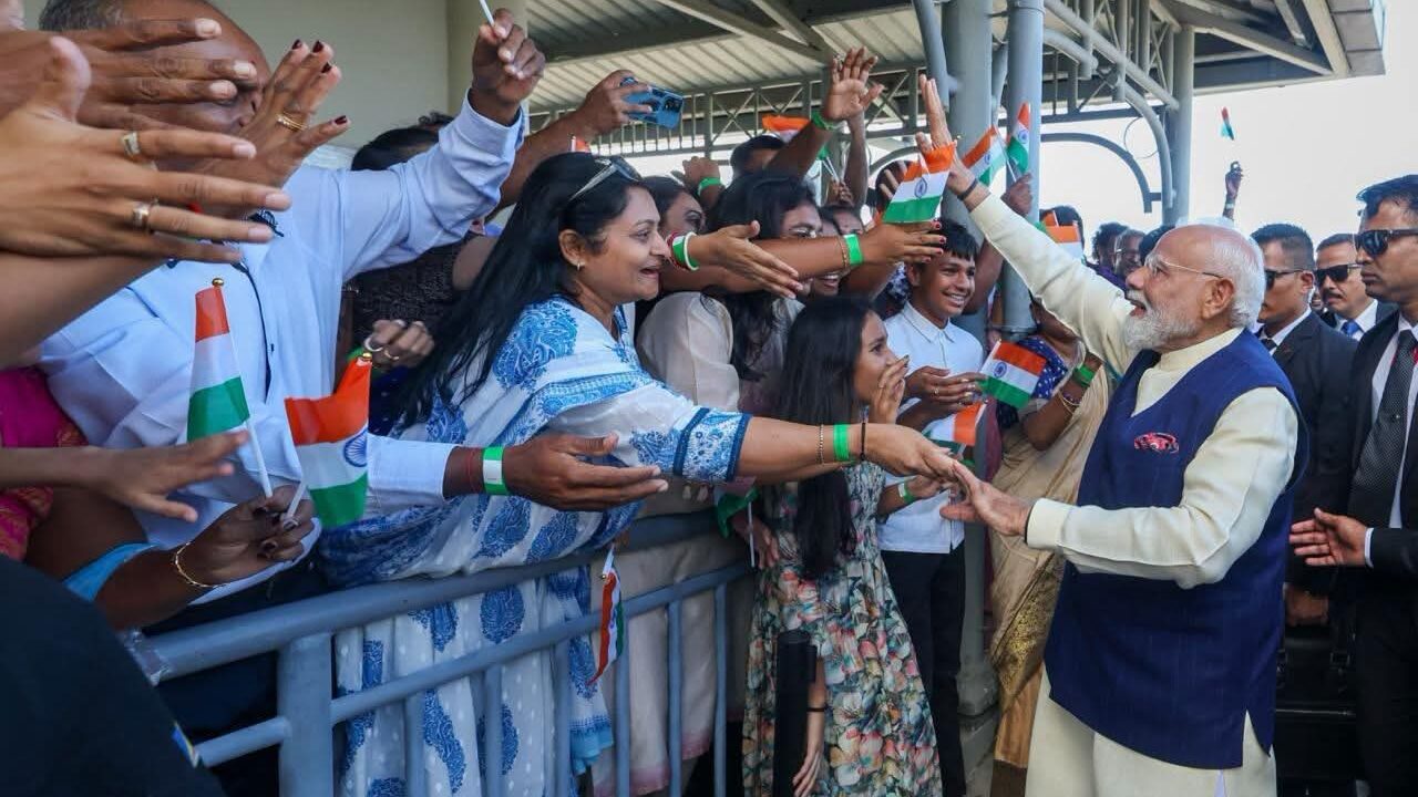 ಸೆಶೆಲ್ಸ್‌ಗೆ ಪ್ರಧಾನಿ ನರೇಂದ್ರ ಮೋದಿ ಭೇಟಿ: ವಿಮಾನ ನಿಲ್ದಾಣದಲ್ಲಿ ಭವ್ಯ ಸ್ವಾಗತ, ಭಾರತೀಯ ಸಮುದಾಯಕ್ಕೆ ಧನ್ಯವಾದ ಸಮರ್ಪಣೆ