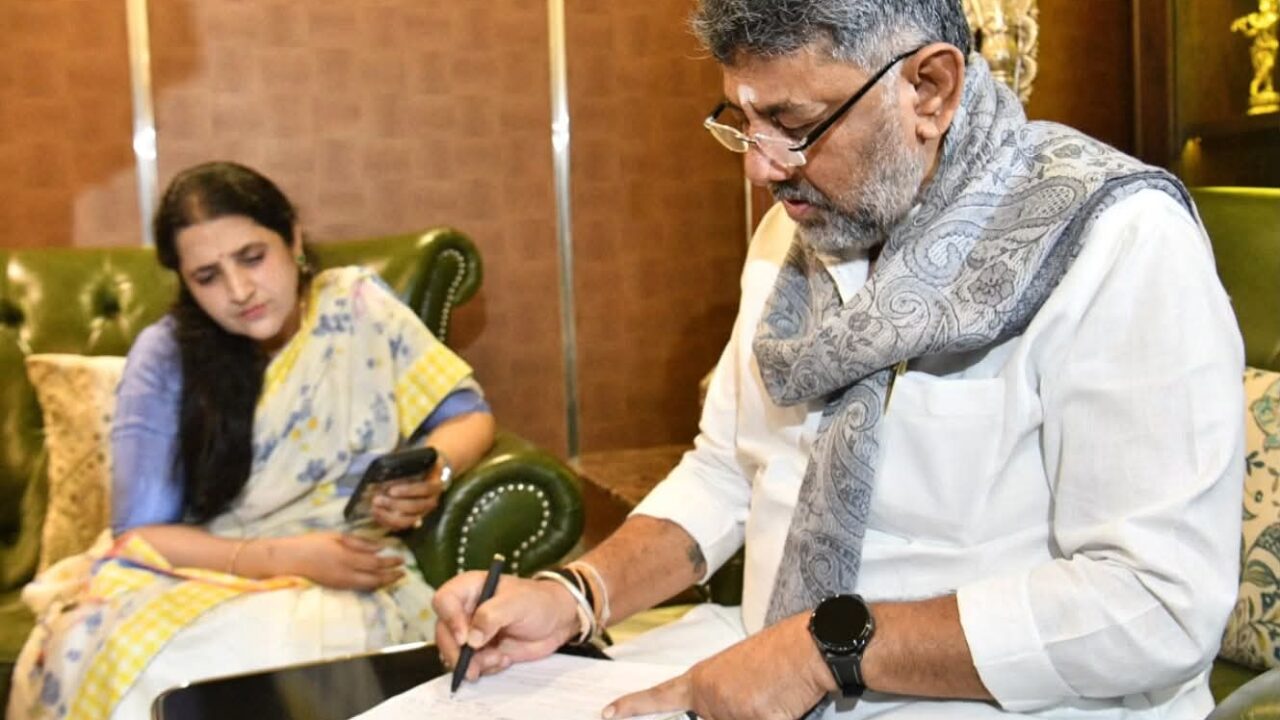 ರಾಜ್ಯಾದ್ಯಂತ ಮತದಾರರ ಪಟ್ಟಿ ವಿಶೇಷ ಪರಿಷ್ಕರಣೆ ಆರಂಭ: ಬಿಎಲ್‌ಓಗಳಿಗೆ ಮಾಹಿತಿ ನೀಡಿ ಅರ್ಜಿ ತುಂಬಿದ ಸಿಎಂ ಡಿ.ಕೆ. ಶಿವಕುಮಾರ್!