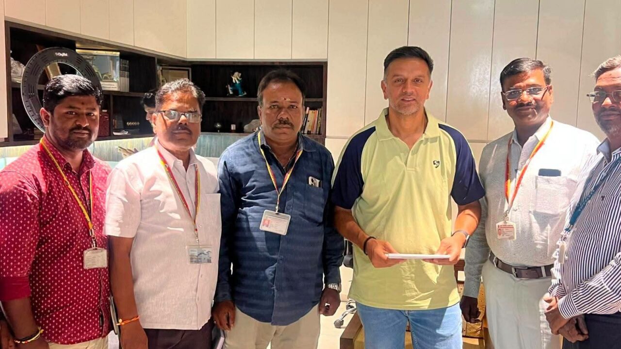 ಮತದಾರರ ಪಟ್ಟಿ ಪರಿಷ್ಕರಣೆ: ಕ್ರಿಕೆಟ್ ದಿಗ್ಗಜ ರಾಹುಲ್ ದ್ರಾವಿಡ್‌ಗೆ ಎನ್ಯುಮರೇಷನ್ ಫಾರ್ಮ್ ವಿತರಣೆ, ಜಾಗೃತಿಗೆ ಕರೆ!