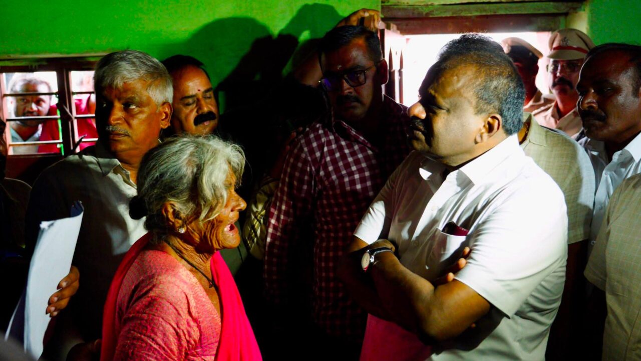 ಮಂಡ್ಯದಲ್ಲಿ ಸಾಲಬಾಧೆಗೆ ರೈತ ದಂಪತಿ ಆತ್ಮಹತ್ಯೆ: ಮೃತರ ಮನೆಗೆ ಕೇಂದ್ರ ಸಚಿವ ಹೆಚ್.ಡಿ. ಕುಮಾರಸ್ವಾಮಿ ಭೇಟಿ, ವೃದ್ಧ ತಾಯಿ ಹಾಗೂ ಮಕ್ಕಳಿಗೆ ಸಾಂತ್ವನ!