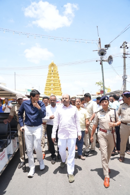 ಆಷಾಢ ಶುಕ್ರವಾರದ ದರ್ಶನಕ್ಕೆ ಚಾಮುಂಡಿ ಬೆಟ್ಟದಲ್ಲಿ ಹೊಸ ರೂಲ್ಸ್: 300 ರೂ. ಟಿಕೆಟ್ ರದ್ದು, ವಿಐಪಿಗಳಿಗೆ ಪ್ರತ್ಯೇಕ ಸಮಯ ನಿಗದಿ!