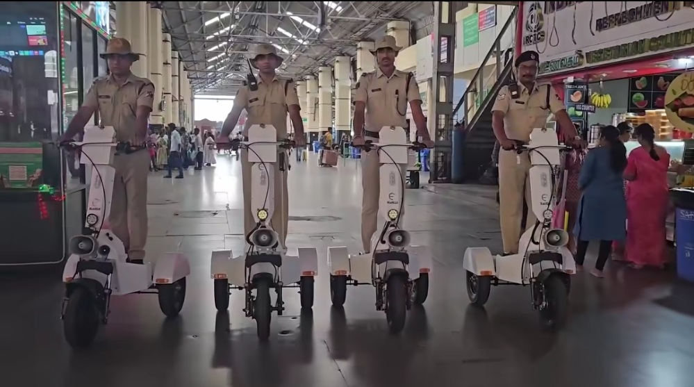 ಹೈಟೆಕ್ ಆದ ರೈಲ್ವೆ ಸುರಕ್ಷತೆ: ಚೆನ್ನೈ ಸೆಂಟ್ರಲ್ ಸ್ಟೇಷನ್‌ನಲ್ಲಿ ಎಲೆಕ್ಟ್ರಿಕ್ ಸ್ಕೂಟರ್‌ಗಳ ಮೂಲಕ ಆರ್‌ಪಿಎಫ್ ಗಸ್ತು!