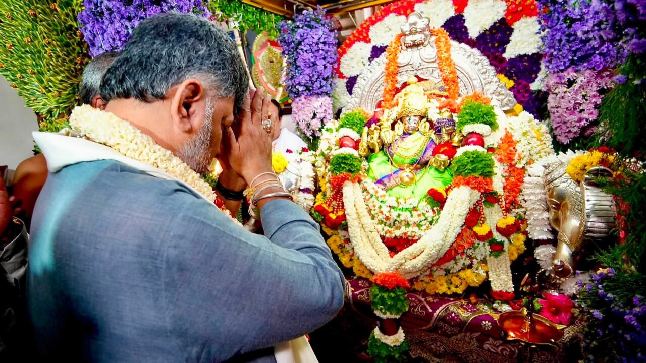 ಚಾಮುಂಡಿ ಬೆಟ್ಟಕ್ಕೆ ಸಿಎಂ ಡಿ.ಕೆ. ಶಿವಕುಮಾರ್ ಭೇಟಿ; ತಾಯಿ ಸನ್ನಿಧಿಯಲ್ಲಿ ಸರ್ವಧರ್ಮ ಸಮಾನತೆಯ ಸಂಕಲ್ಪ!