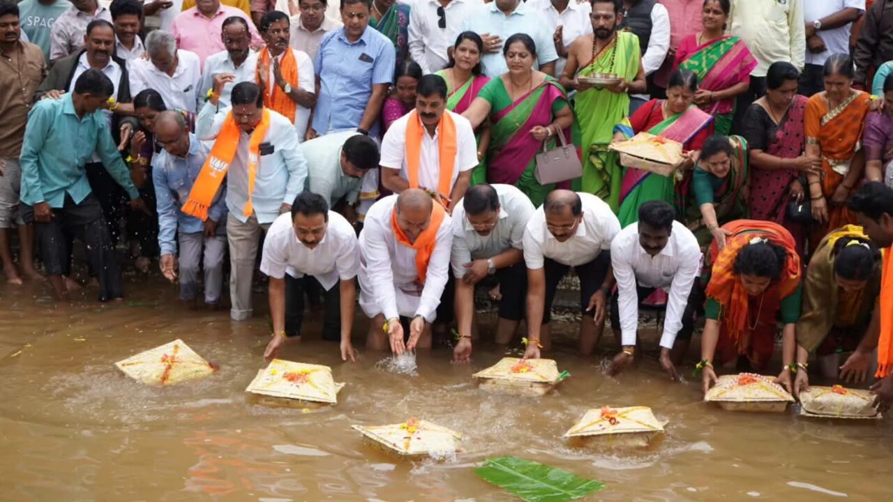 ಮೈದುಂಬಿ ಹರಿಯುವ ತುಂಗಾ ನದಿಗೆ ಶಾಸಕ ಚನ್ನಬಸಪ್ಪ ಬಾಗಿನ ಸಮರ್ಪಣೆ