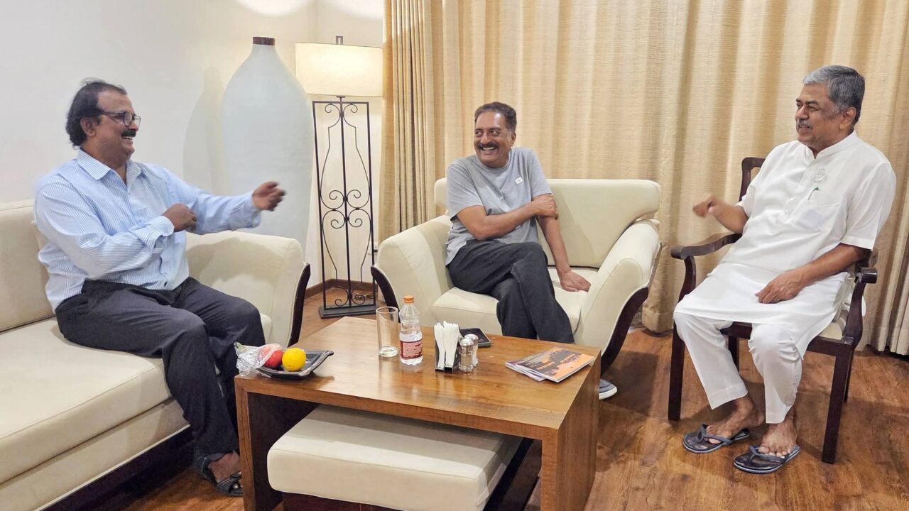 ಮತದಾರರ ಪಟ್ಟಿ ಪರಿಷ್ಕರಣೆ ವಿವಾದದ ಬೆನ್ನಲ್ಲೇ ರಾಜಕೀಯ ಚಟುವಟಿಕೆ ಚುರುಕು: ಪ್ರಕಾಶ್ ರಾಜ್, ನೂರ್ ಶ್ರೀಧರ್ ಜೊತೆ ಬಿ. ಕೆ. ಹರಿಪ್ರಸಾದ್ ಮಹತ್ವದ ಭೇಟಿ!