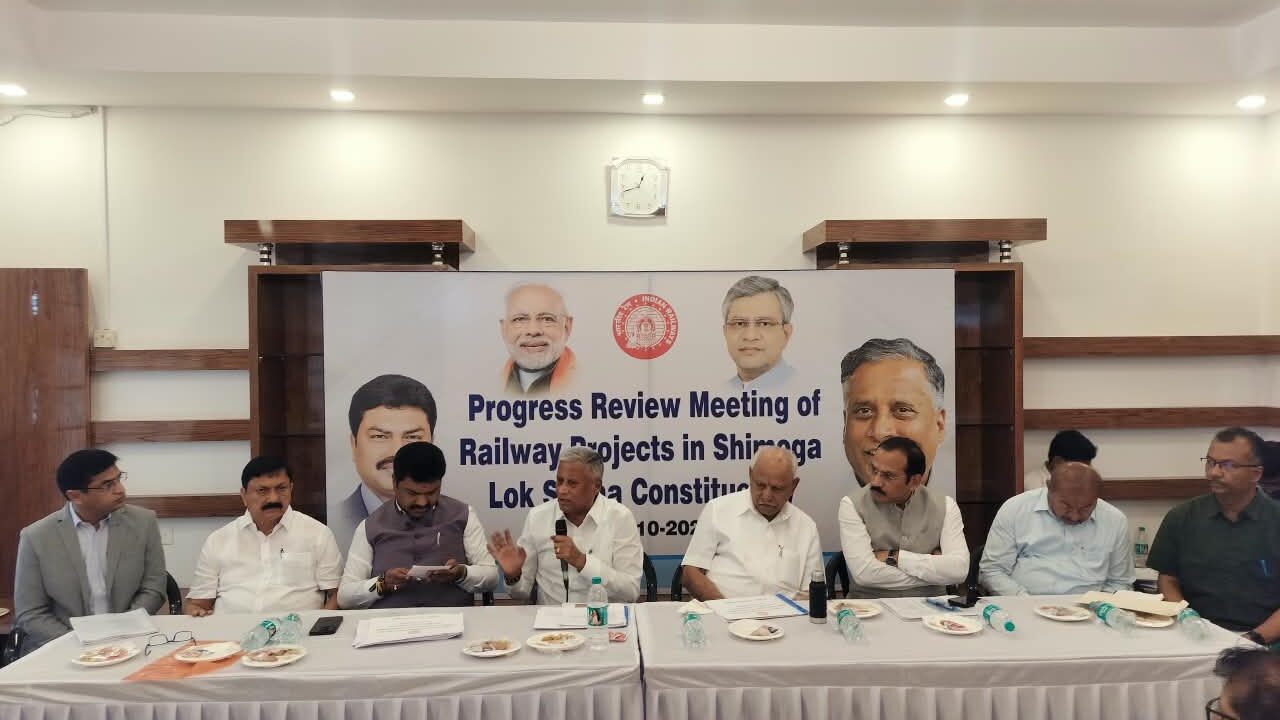 ಶಿವಮೊಗ್ಗದಲ್ಲಿ ರೈಲ್ವೆ ಯೋಜನೆಗಳ ಮಹತ್ವದ ಪ್ರಗತಿ ಪರಿಶೀಲನೆ: ಸೊರಬ ರೈಲು ಸಂಪರ್ಕಕ್ಕೆ ಸಂಸದ ರಾಘವೇಂದ್ರ ಮನವಿ