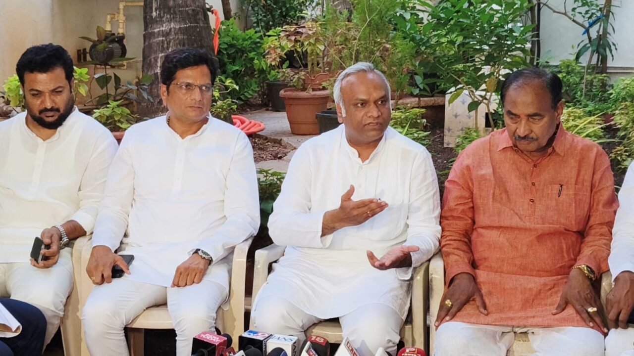 ದಾಖಲೆಗಳಿದ್ದರೆ ಗಾಳಿಯಲ್ಲಿ ಗುಂಡು ಹಾರಿಸದೆ ತನಿಖಾ ಸಂಸ್ಥೆಗಳಿಗೆ ನೀಡಲಿ: ಕೇಂದ್ರ ಸಚಿವ ಹೆಚ್.ಡಿ.ಕೆ ವಿರುದ್ಧ ಪ್ರಿಯಾಂಕ್ ಖರ್ಗೆ ವಾಗ್ದಾಳಿ!