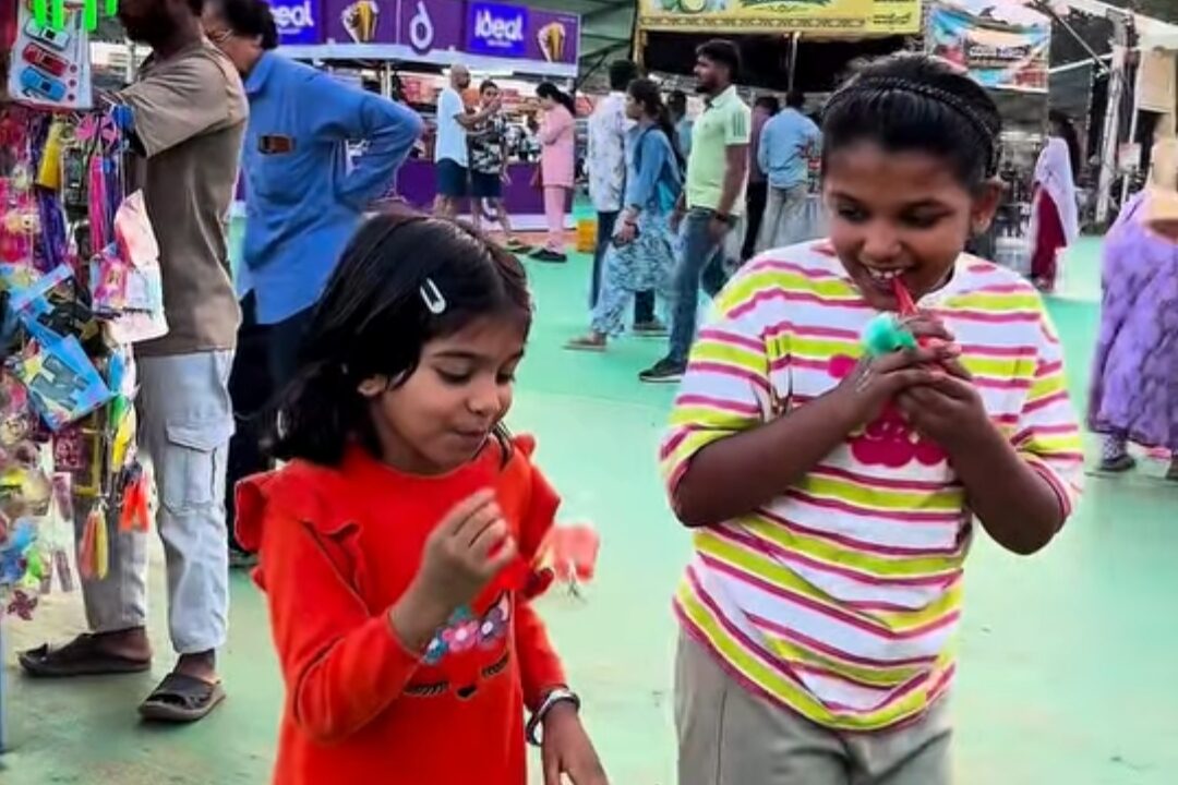 ಸಾಂಸ್ಕೃತಿಕ ನಗರಿ ಮೈಸೂರಿನಲ್ಲಿ ಹಬ್ಬದ ಕಳೆ: ದಸರಾ ವಸ್ತುಪ್ರದರ್ಶನದಲ್ಲಿ ಪುಟಾಣಿಗಳ ಆಟ, ಮುಗ್ಧ ನಗು ಮತ್ತು ಸಂಭ್ರಮದ ಕಣ್ಮನ ಸೆಳೆಯುವ ದೃಶ್ಯ!